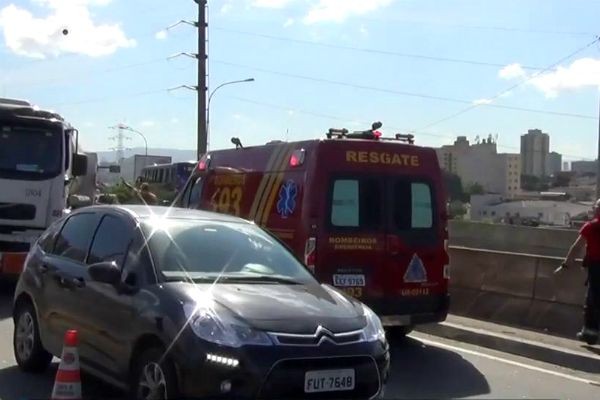 Mulher cai de viaduto após grave acidente de trânsito em São Paulo