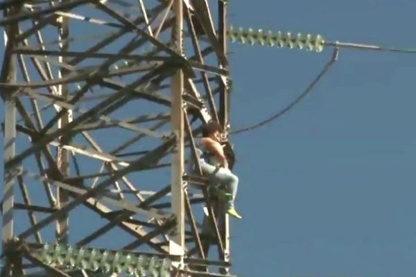 Mulher com problemas psiquiátricos sobe em torre de energia elétrica