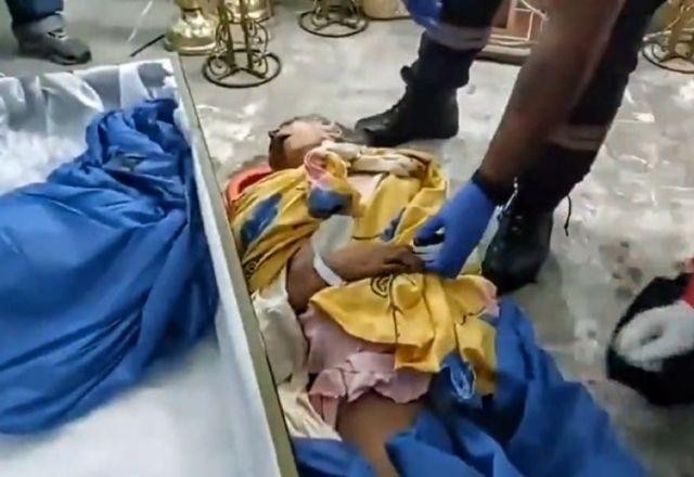 Imagem da noticia Idosa acorda dentro de caixão em seu próprio velório no Equador