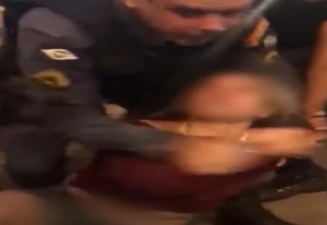 Mulher é presa por desacato após jogar cerveja em policial