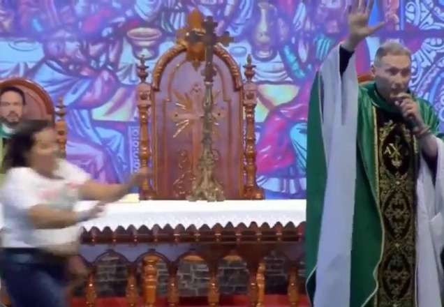 Mulher empurra padre Marcelo Rossi de altar durante missa