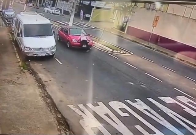 Imagem da noticia VÍDEO: mulher finge atropelamento em Minas Gerais e viraliza nas redes sociais