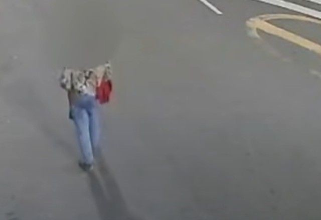 Imagem da noticia Mulher toma banho após invadir e roubar residência em SP