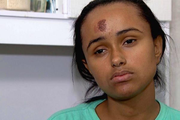 Mulher jogada nos trilhos do metrô conta como escapou da morte