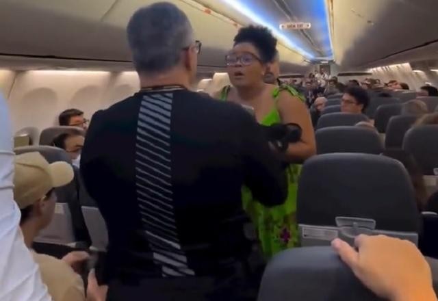 Mulher negra é obrigada a sair de avião por não despachar mochila