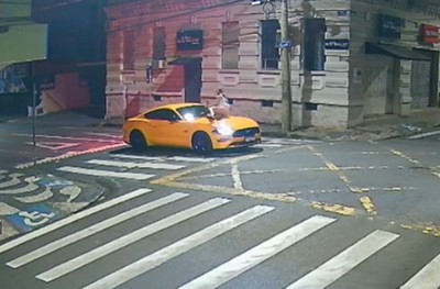 Homem é preso após dirigir com mulher no capô no Paraná; veja vídeo