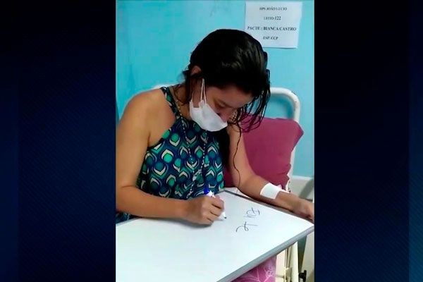 Mulher que teve lábio arrancado por blogueira passa por cirurgia