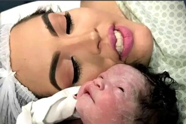 Mulher usa maquiagem na hora do parto e gera polêmica na internet