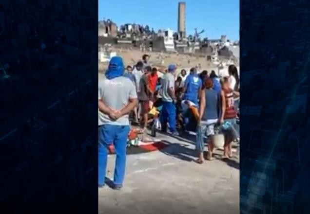 Multidão disputa oferenda de R$ 15 mil deixada em cemitério do Rio