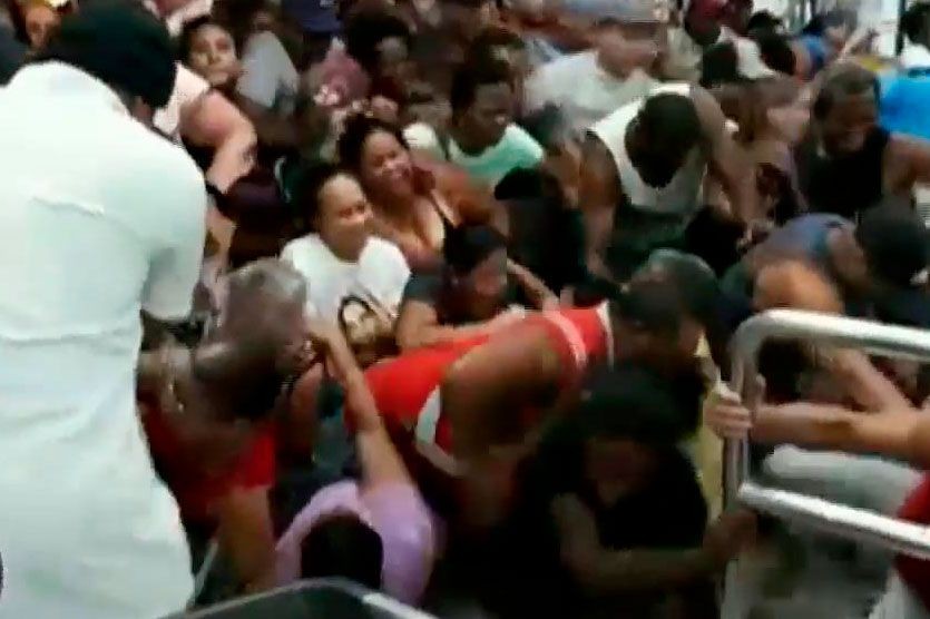 Imagem da noticia Multidão e empurra-empurra marcam promoção de rede de supermercados