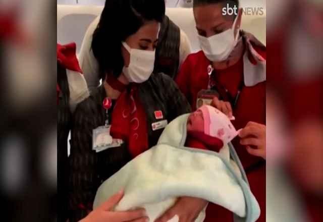 Bebê de refugiada afegã nasce a bordo de avião