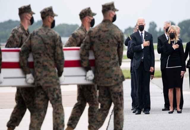 Imagem da noticia Joe Biden participa de cerimônia com familiares de soldados mortos em Cabul