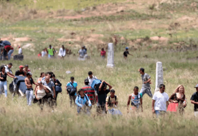 Imagem da noticia Venezuelanos ficam sem banheiro e água potável em Roraima após Trump cortar verba
