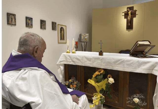 Imagem da noticia Vaticano divulga primeira foto do papa em um mês de internação