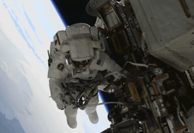Imagem da noticia Astronautas presos em estação espacial fazem caminhada