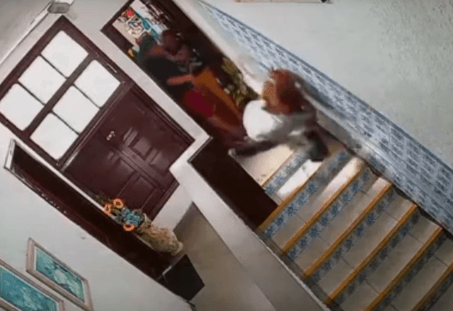 Imagem da noticia Vídeo: Síndica e filho agridem e empurram idosa em escada de prédio no Rio