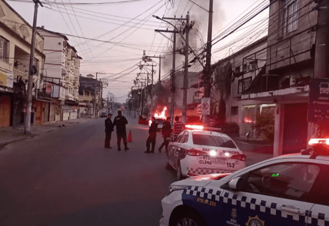 Imagem da noticia Criminosos incendeiam viatura em frente à delegacia em São Gonçalo (RJ)