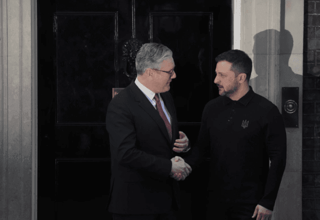 Imagem da noticia Primeiro-ministro britânico abraça Zelensky e declara apoio à Ucrânia contra a Rússia