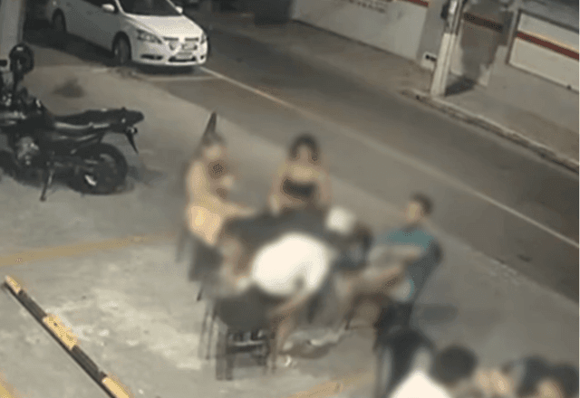 Imagem da noticia Homem joga menino de 12 anos no lixo durante briga em lanchonete
