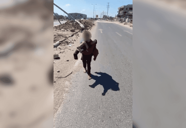 Imagem da noticia Vídeo: menina palestina carrega irmã nas costas em busca de ajuda médica em Gaza