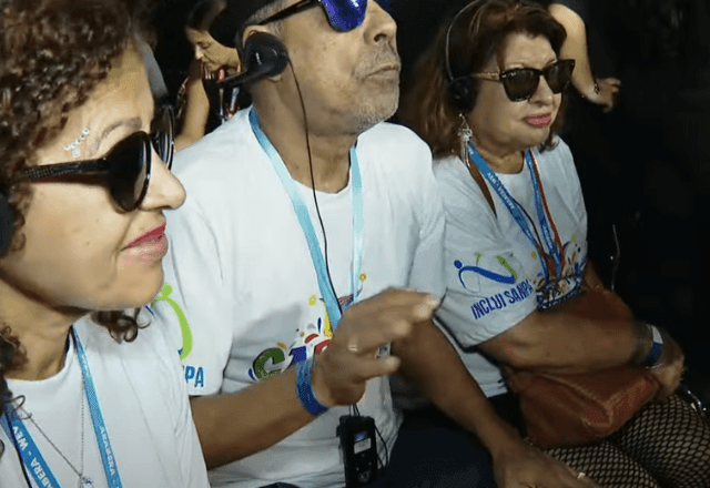 Imagem da noticia Foliões com deficiência visual e auditiva aproveitam desfiles no Sambódromo de SP com intérpretes