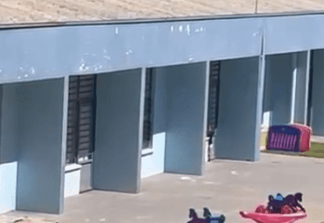 Imagem da noticia Vídeo: Criança de 2 anos é esquecida do lado de fora de creche sob sol forte e se desespera