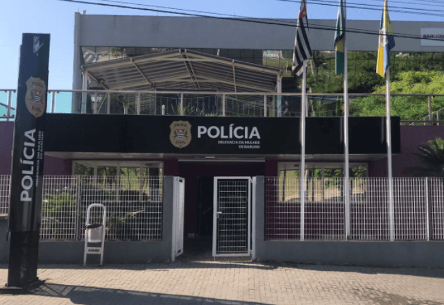 Imagem da noticia Homem acusado de estupro é preso e parentes de vítimas tentam agredir suspeito em SP