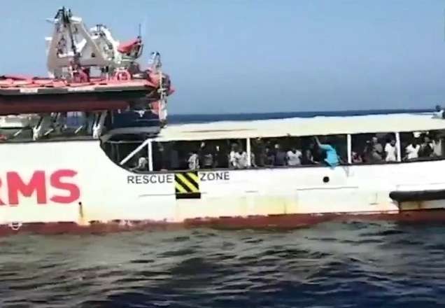 Navio de ONG espanhola com refugiados africanos chega à Itália