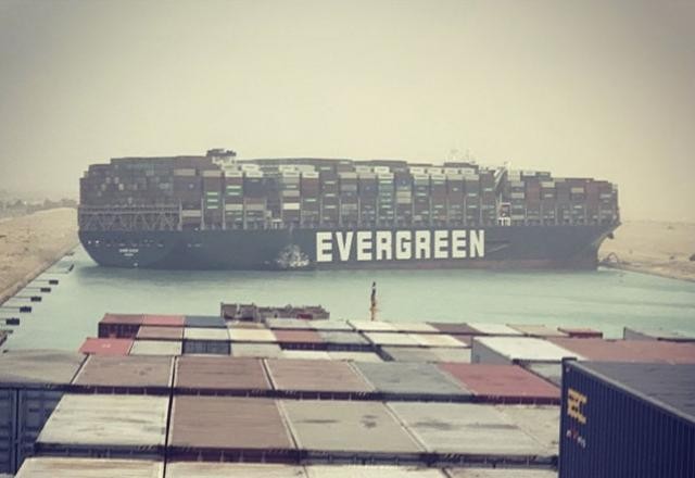 Imagem da noticia Navio encalha no Canal de Suez e causa "engarrafamento naval"