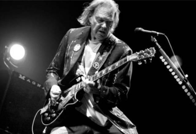 Imagem da noticia Neil Young cancela show e critica grandes concertos na pandemia