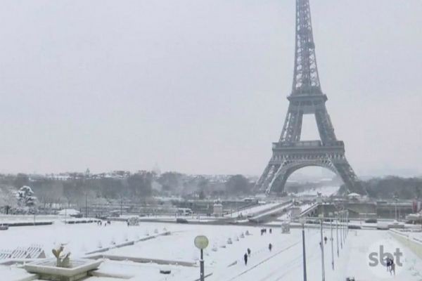 Nevasca histórica provoca caos na capital da França 