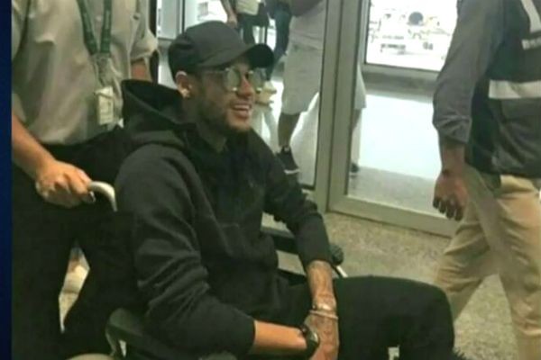 Neymar desembarca no Brasil para operação que acontece neste sábado