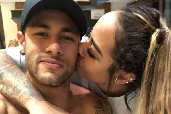 Imagem da noticia Neymar se arrisca e comemora o aniversário da irmã em balada