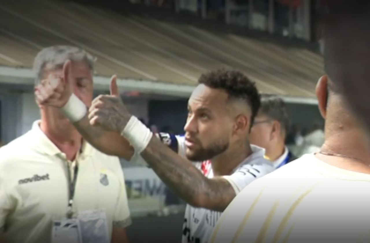Imagem da noticia Neymar discute com torcedor após empate do Santos na Sul-Americana: “Eu sou mimado?”