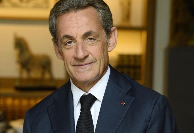 Imagem da noticia Ex-presidente da França é condenado a 3 anos de prisão por corrupção