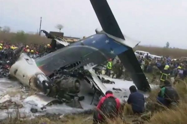No Nepal, avião cai ao tentar aterrissar em aeroporto