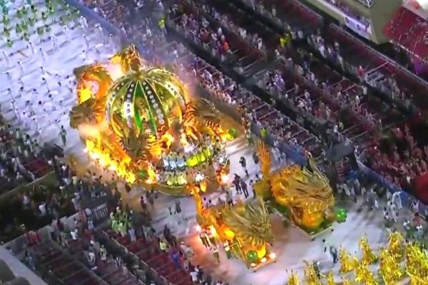 Imagem da noticia No Rio, primeiro dia de desfiles é marcado por luxo, beleza e protestos