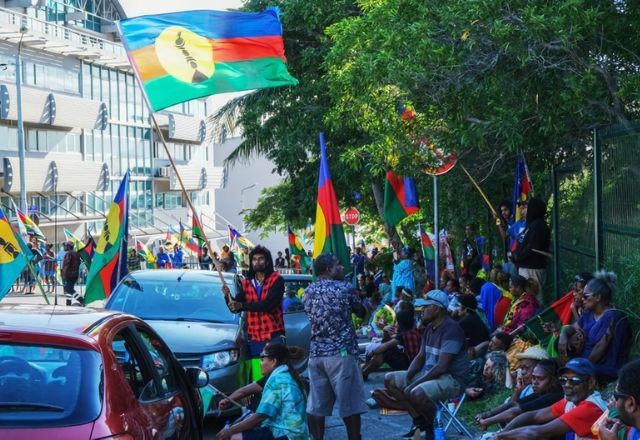 Imagem da noticia França reprime protestos pró-independência na Nova Caledônia e bane TikTok no território