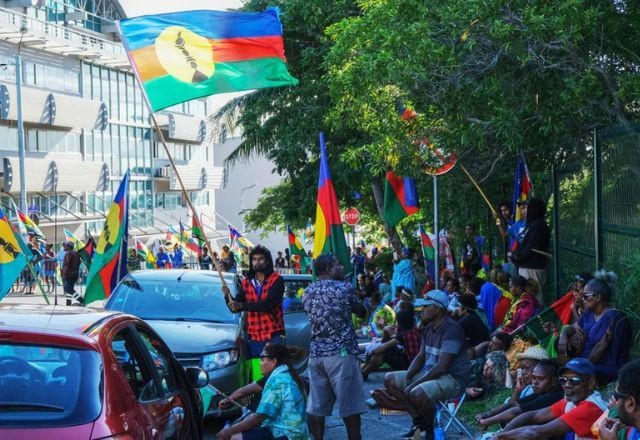 França reprime protestos pró-independência na Nova Caledônia e bane TikTok no território