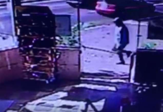 Imagem da noticia Novas imagens mostram assassino de ator deixando local do crime