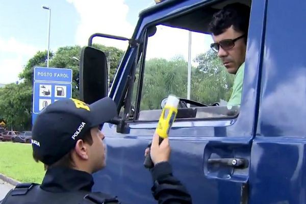 Novo bafômetro testado por policiais, detecta presença de álcool no ar 