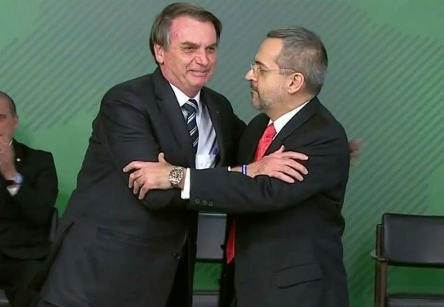 Imagem da noticia Novo ministro da Educação toma posse e diz que pretende "acalmar os ânimos" 