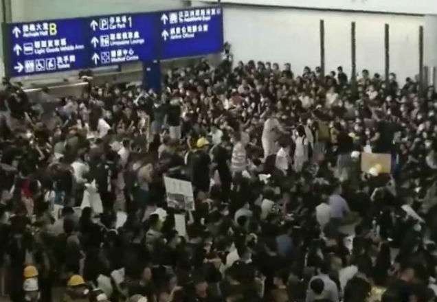 Imagem da noticia Novos protestos provocam cancelamento de voos em Hong Kong