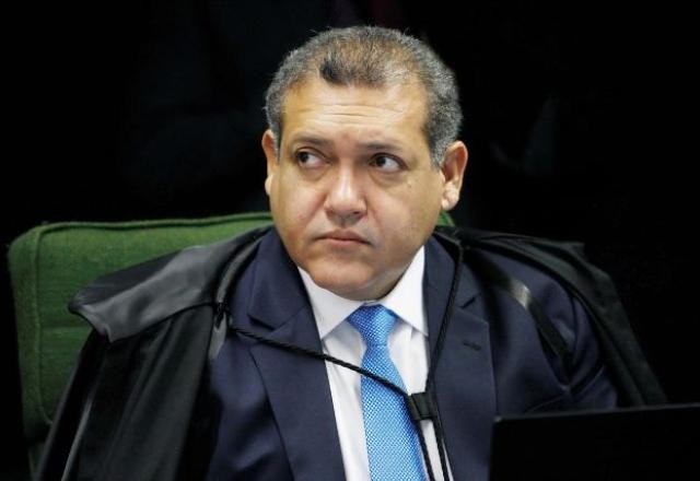 Nunes Marques interrompe julgamento sobre passaporte da vacina