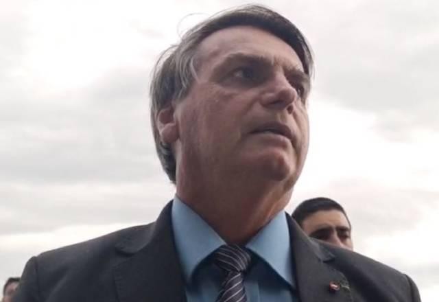 Imagem da noticia A apoiadores, Bolsonaro diz que "vai meter o dedo na energia elétrica"