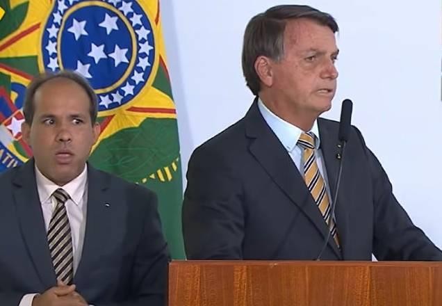 Bolsonaro diz que Brasil tem que deixar de ser "país de maricas"