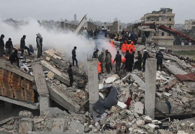 Número de mortos em terremoto na Turquia e na Síria chega a 9,6 mil