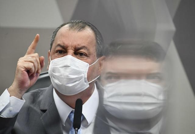 Imagem da noticia Aziz: Desfile militar é "patético" e "arroubo golpista" de Bolsonaro
