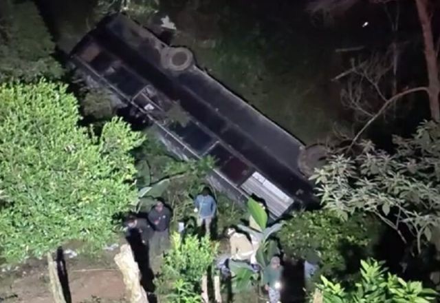 Ônibus sofre queda de 20 metros e deixa um morto e quatros feridos em Curitiba
