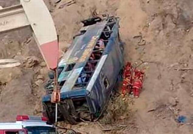 Ônibus cai em penhasco e deixa mortos e feridos